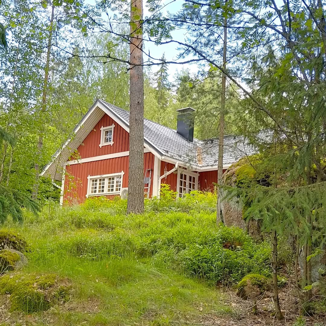 KyOn mökin eli Inspinhovin syystalkoita vietetään 8.11. klo 12 -> jolloin mökki laitetaan talviteloille. Tervetuloa mukaan mökin ylläpitohommiin ja samalla myös mainio tilaisuus tutustua mökkiin, jos et ole aiemmin päässyt tutustumaan Inspinhoviin. Kuljetusta mökille ei ole, mutta ota yhteyttä mökkivastaavaan tai mökkitoimikuntaan kulkumahdollisuuksien selvittämiseksi. #inspinhovi #kyosakunta #kyonmökki #kymenlaaksonosakunta #osakuntaelämää #kymmenedalen #elimäki #kymenlaakso #studentnation #nationslivet #jovuodesta1933 #universitashelsingiensis #jovuodesta1643